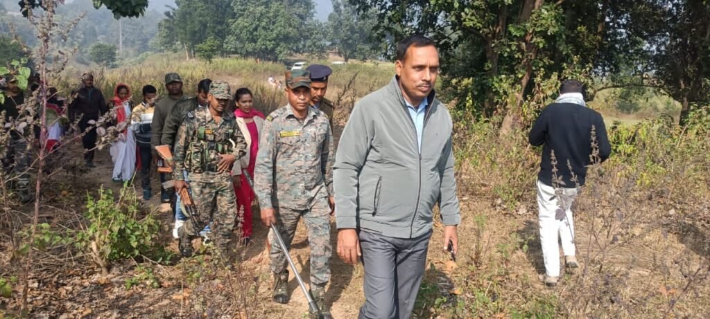 झलकापाट गांव पहुंचे बीडीओ दिनेश कुमार, मृतका सुकरी कोरबा के परिजनों से की मुलाकात