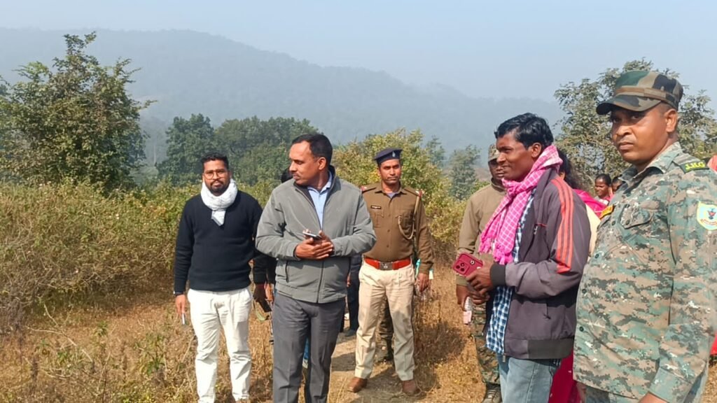 झलकापाट गांव पहुंचे बीडीओ दिनेश कुमार, मृतका सुकरी कोरबा के परिजनों से की मुलाकात