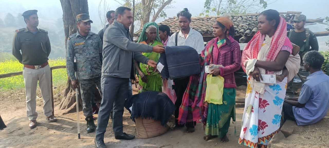 झलकापाट गांव पहुंचे बीडीओ दिनेश कुमार, मृतका सुकरी कोरबा के परिजनों से की मुलाकात