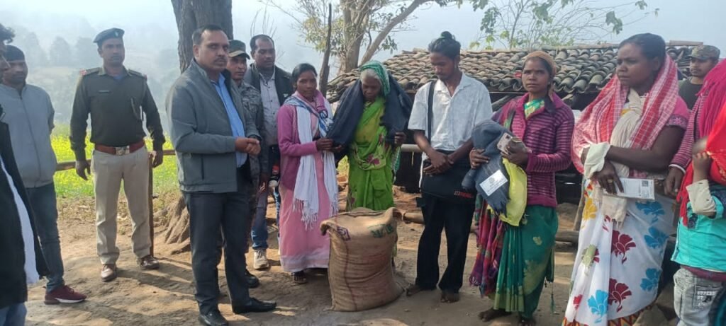 झलकापाट गांव पहुंचे बीडीओ दिनेश कुमार, मृतका सुकरी कोरबा के परिजनों से की मुलाकात