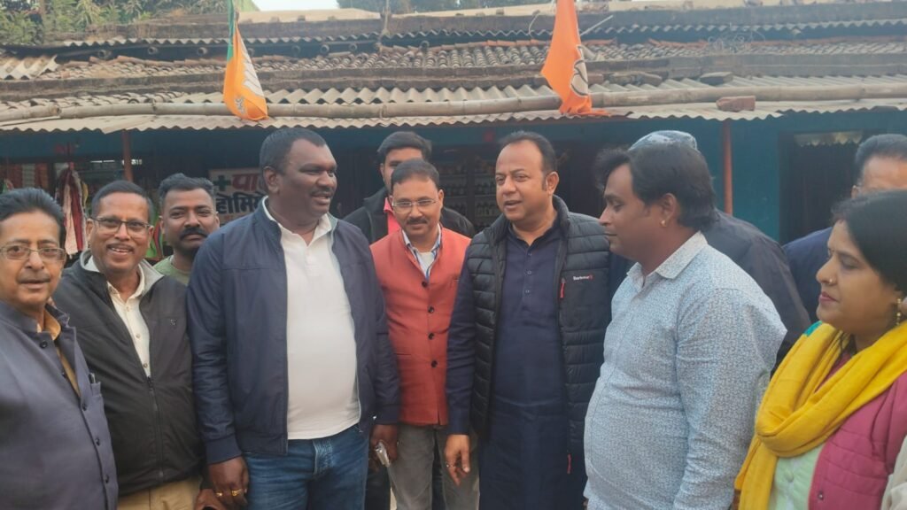 घाघरा में भाजपा कार्यकर्ताओं से मिले पूर्व मंत्री अमर कुमार बावरी व विधायक नवीन जायसवाल घाघरा में भाजपा कार्यकर्ताओं से मिले पूर्व मंत्री अमर कुमार बावरी व विधायक नवीन जायसवाल
