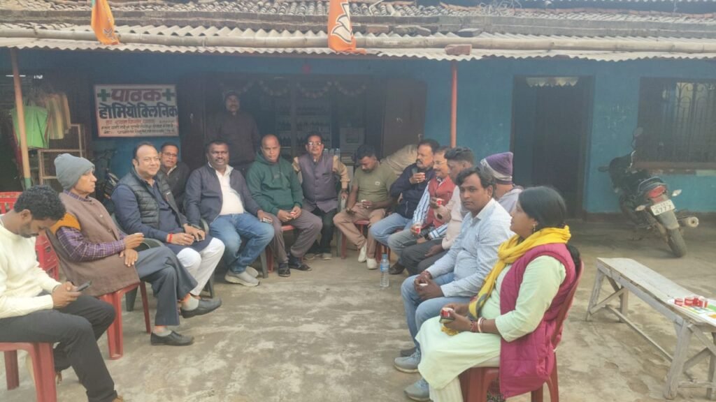 घाघरा में भाजपा कार्यकर्ताओं से मिले पूर्व मंत्री अमर कुमार बावरी व विधायक नवीन जायसवाल घाघरा में भाजपा कार्यकर्ताओं से मिले पूर्व मंत्री अमर कुमार बावरी व विधायक नवीन जायसवाल