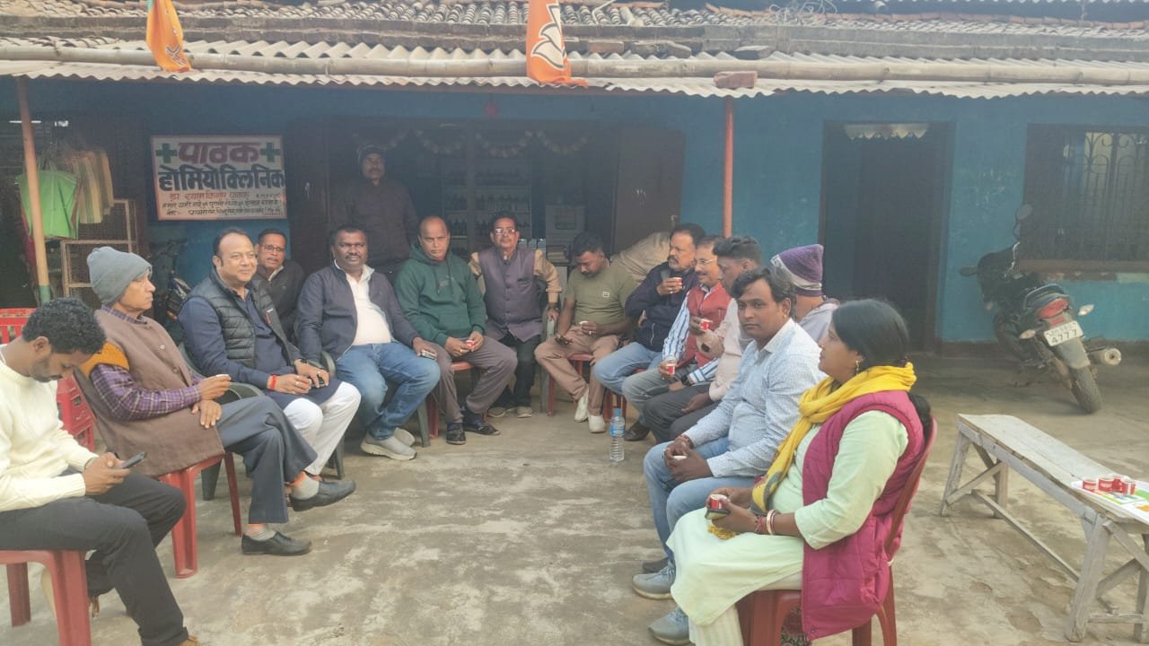 घाघरा में भाजपा कार्यकर्ताओं से मिले पूर्व मंत्री अमर कुमार बावरी व विधायक नवीन जायसवाल