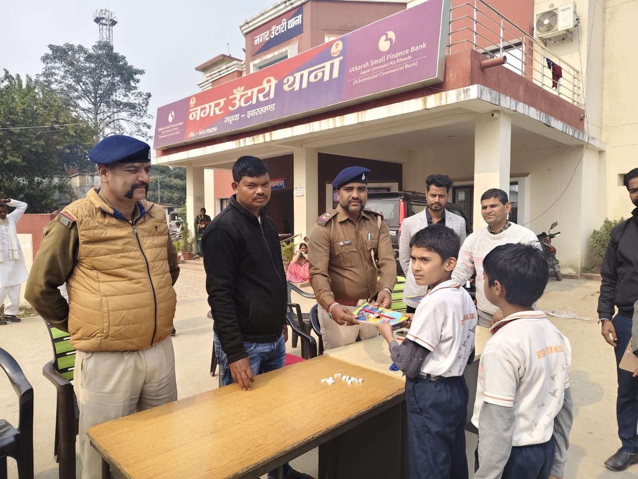 नगर उंटारी थाना में बिरला ओपन माइंड्स स्कूल के छात्रों का शैक्षणिक भ्रमण कार्यक्रम आयोजित नगर उंटारी थाना में बिरला ओपन माइंड्स स्कूल के छात्रों का शैक्षणिक भ्रमण कार्यक्रम आयोजित