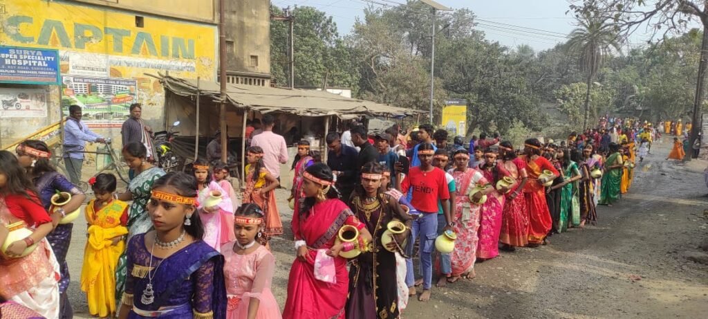 शमशान काली पूजा को लेकर की 501 कन्याओं के साथ निकली भव्य कलश यात्रा शमशान काली पूजा को लेकर की 501 कन्याओं के साथ निकली भव्य कलश यात्रा