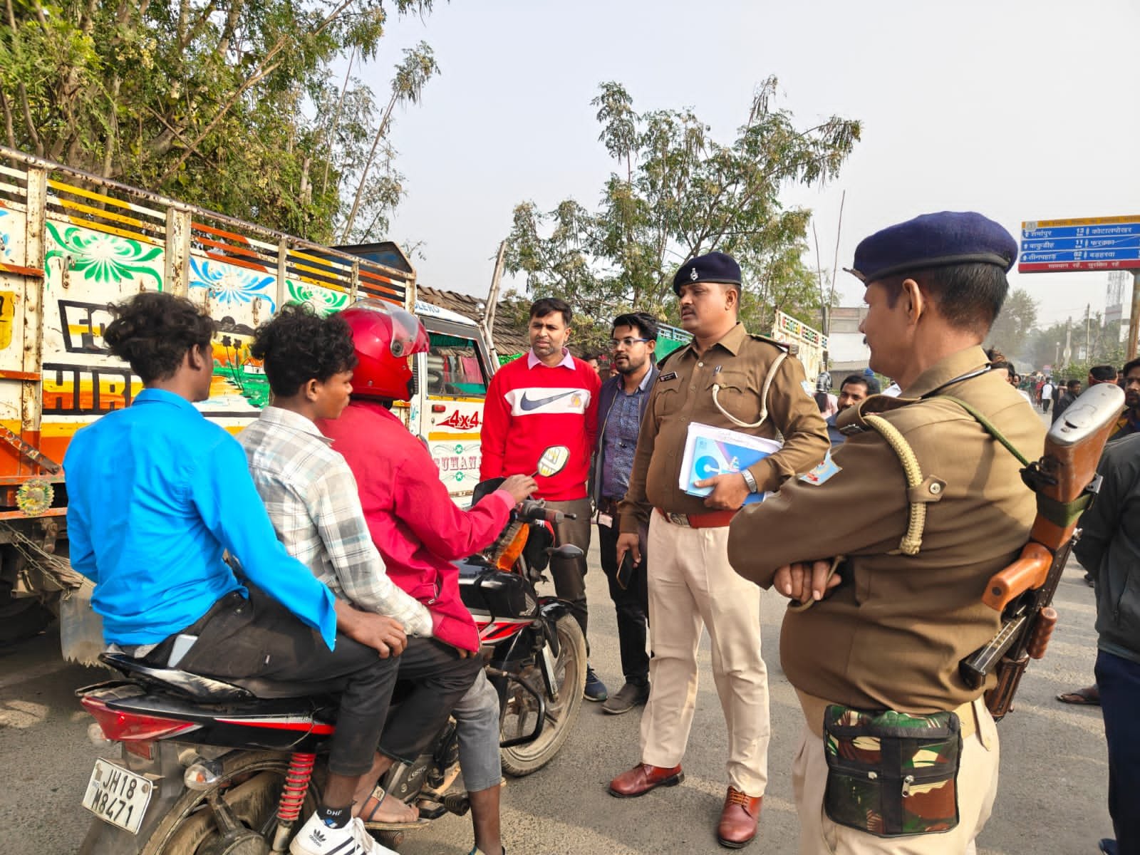तीनपहाड़ में सड़क सुरक्षा को लेकर वाहन जांच अभियान तीनपहाड़ में सड़क सुरक्षा को लेकर वाहन जांच अभियान