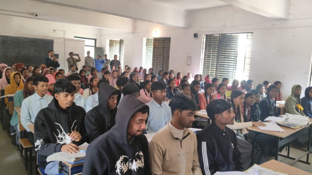 मैट्रिक:इंटर परीक्षा में शत-प्रतिशत बेहतर परिणाम को लेकर डीडीसी ने एसएस हाई स्कूल घाघरा का किया निरीक्षण मैट्रिक:इंटर परीक्षा में शत-प्रतिशत बेहतर परिणाम को लेकर डीडीसी ने एसएस हाई स्कूल घाघरा का किया निरीक्षण