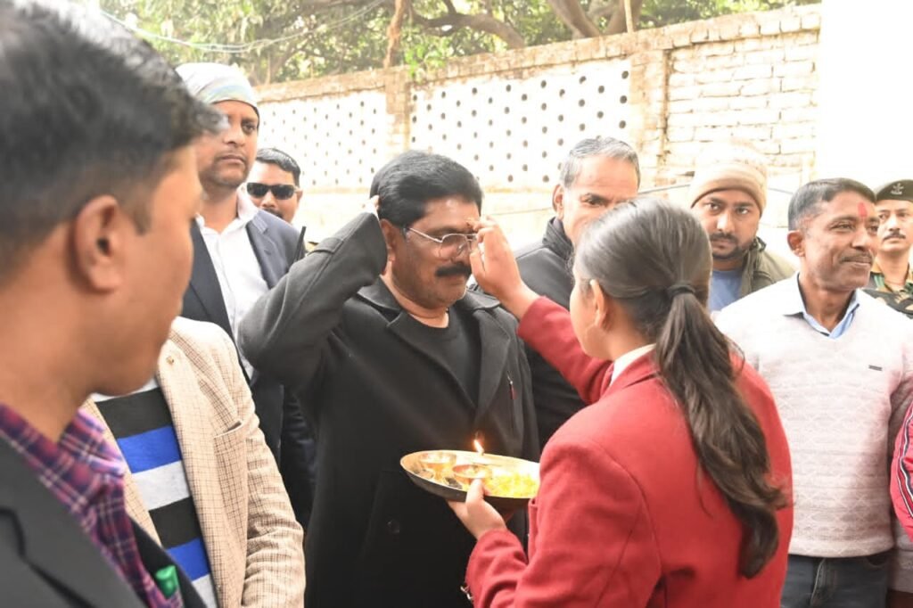 गोमिया में लोयोला इंग्लिश मीडियम स्कूल की वार्षिक प्रदर्शनी में शामिल हुए मंत्री योगेंद्र प्रसाद महतो