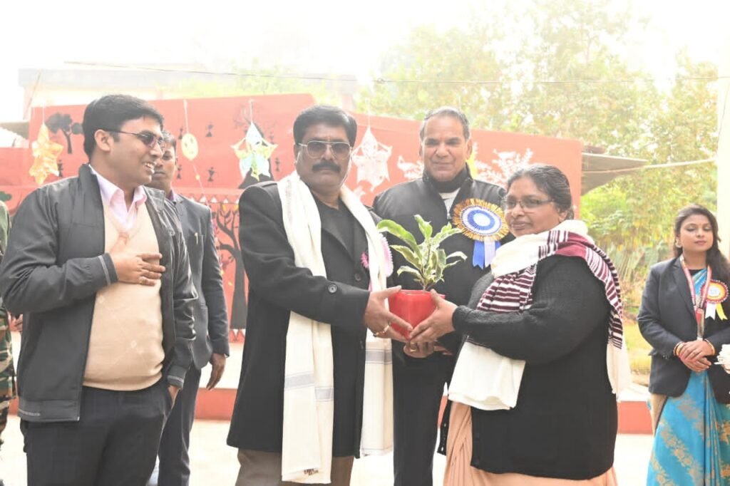 गोमिया में लोयोला इंग्लिश मीडियम स्कूल की वार्षिक प्रदर्शनी में शामिल हुए मंत्री योगेंद्र प्रसाद महतो