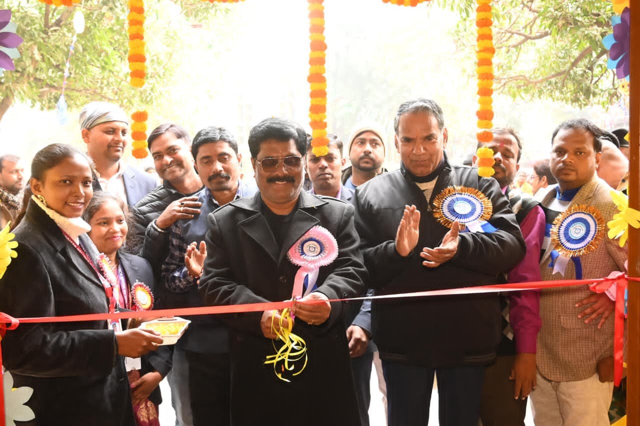 गोमिया में लोयोला इंग्लिश मीडियम स्कूल की वार्षिक प्रदर्शनी में शामिल हुए मंत्री योगेंद्र प्रसाद महतो गोमिया में लोयोला इंग्लिश मीडियम स्कूल की वार्षिक प्रदर्शनी में शामिल हुए मंत्री योगेंद्र प्रसाद महतो