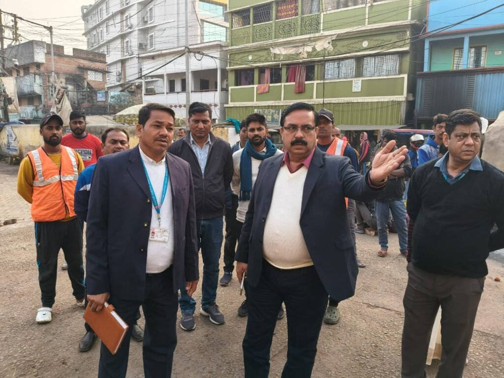 मालदा रेल मंडल के सीनियर डीसीएम ने किया बरहरवा स्टेशन का औचक निरीक्षण, स्वच्छता व यात्री सुविधाओं पर दिया जोर मालदा रेल मंडल के सीनियर डीसीएम ने किया बरहरवा स्टेशन का औचक निरीक्षण, स्वच्छता व यात्री सुविधाओं पर दिया जोर