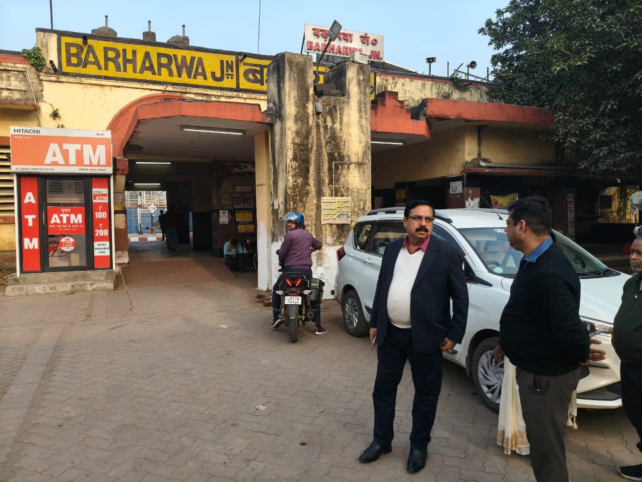 मालदा रेल मंडल के सीनियर डीसीएम ने किया बरहरवा स्टेशन का औचक निरीक्षण, स्वच्छता व यात्री सुविधाओं पर दिया जोर मालदा रेल मंडल के सीनियर डीसीएम ने किया बरहरवा स्टेशन का औचक निरीक्षण, स्वच्छता व यात्री सुविधाओं पर दिया जोर