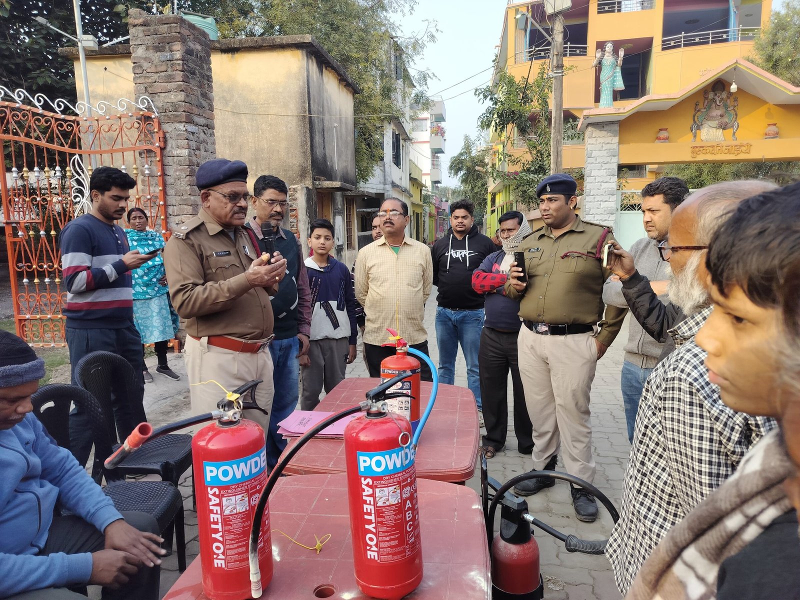 नीलकोठी क्षेत्र में अग्निशमन दल ने किया मॉक ड्रिल, आग से बचाव को लेकर लोगों को किया जागरूक नीलकोठी क्षेत्र में अग्निशमन दल ने किया मॉक ड्रिल, आग से बचाव को लेकर लोगों को किया जागरूक