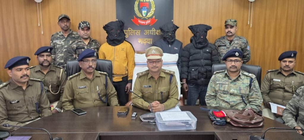 नगर उंटारी ज्वेलरी लूट व गोलीकांड का खुलासा, तीन अपराधी गिरफ्तार, हथियार बरामद नगर उंटारी ज्वेलरी लूट व गोलीकांड का खुलासा, तीन अपराधी गिरफ्तार, हथियार बरामद