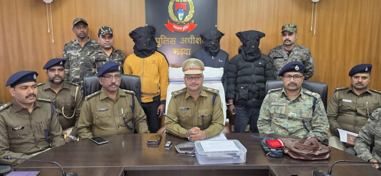 नगर उंटारी ज्वेलरी लूट व गोलीकांड का खुलासा, तीन अपराधी गिरफ्तार, हथियार बरामद नगर उंटारी ज्वेलरी लूट व गोलीकांड का खुलासा, तीन अपराधी गिरफ्तार, हथियार बरामद