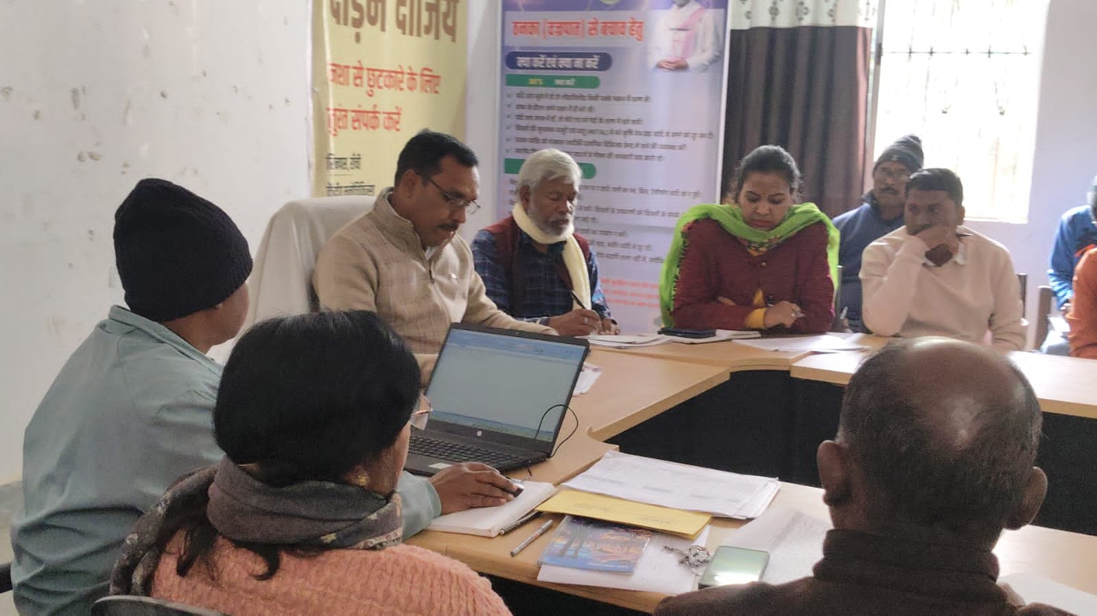 घाघरा प्रखंड सभागार में समीक्षा बैठक आयोजित घाघरा प्रखंड सभागार में समीक्षा बैठक आयोजित