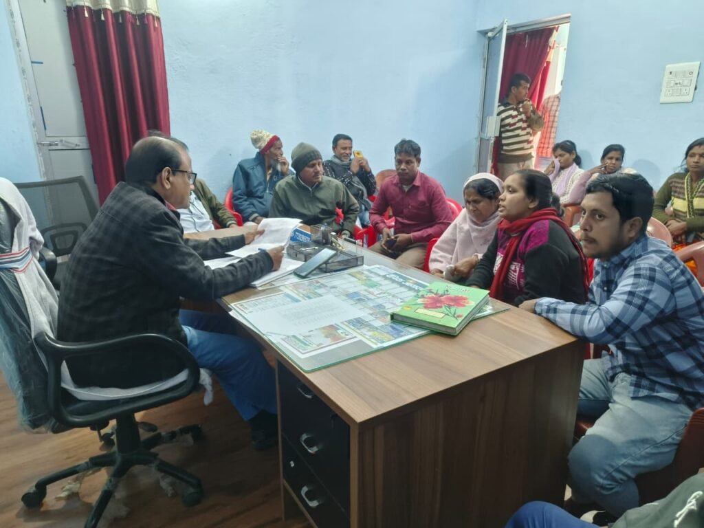विधायक प्रतिनिधि ने सुनीं जनसमस्याएं, स्वयं सहायता समूह को ब्याज में मिली राहत विधायक प्रतिनिधि ने सुनीं जनसमस्याएं, स्वयं सहायता समूह को ब्याज में मिली राहत