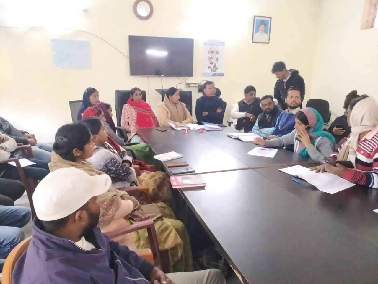 मनिका में पंचायत समिति की बैठक संपन्न, विकास योजनाओं पर हुई समीक्षा