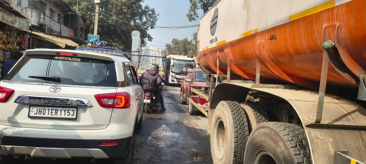 अतिक्रमण से सिकुड़ती सड़कें, कराहते राहगीर, बेपरवाह सिस्टम अतिक्रमण से सिकुड़ती सड़कें, कराहते राहगीर, बेपरवाह सिस्टम