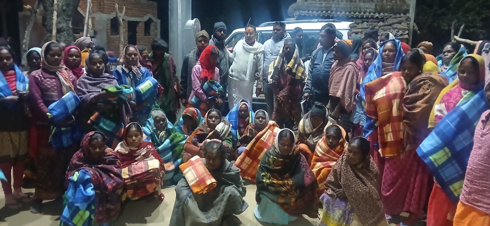 पूर्व मंत्री माधवलाल सिंह ने विरहोर परिवारों के बीच बांटे 60 कंबल पूर्व मंत्री माधवलाल सिंह ने विरहोर परिवारों के बीच बांटे 60 कंबल