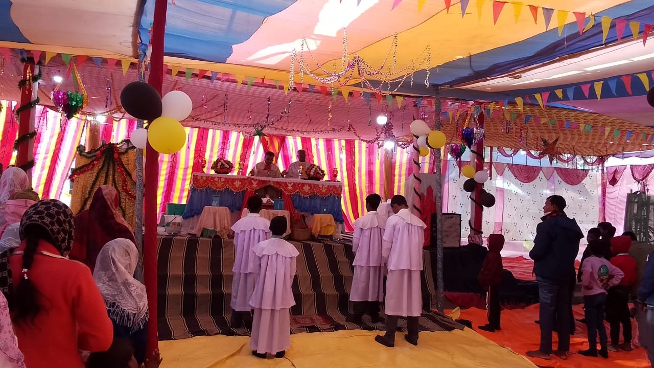 प्रखंड में हर्षोल्लास के साथ मनाया गया क्रिसमस, पथरा मिशन के गिरजाघर में विशेष प्रार्थना सभा प्रखंड में हर्षोल्लास के साथ मनाया गया क्रिसमस, पथरा मिशन के गिरजाघर में विशेष प्रार्थना सभा