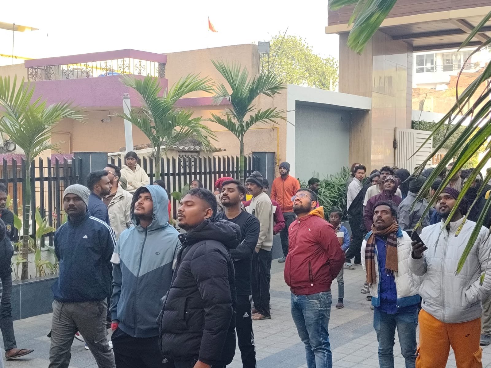 अरगोड़ा स्थित पर्ल आर्किड अपार्टमेंट में भीषण आग, दमकल की पांच गाड़ियां मौके पर