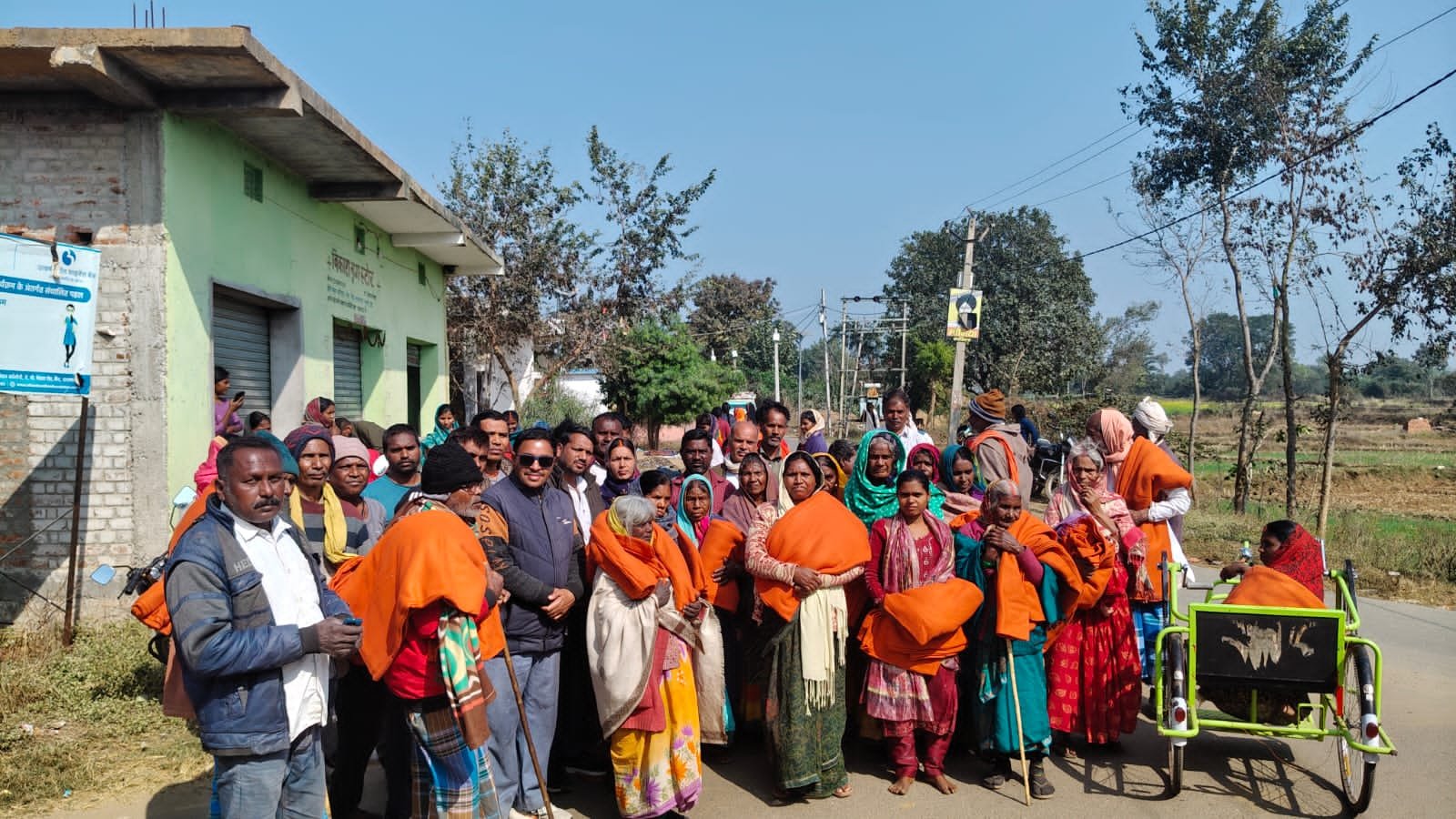 ठंड से राहत: सतबरवा की चार पंचायतों में जरूरतमंदों को बांटे गए कंबल