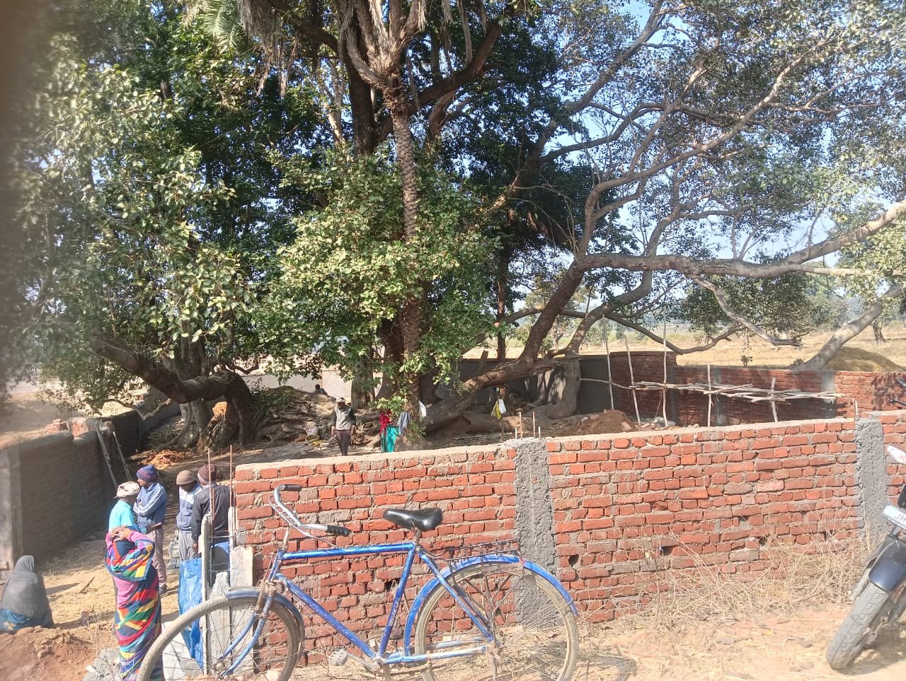 बंदुआ में देव स्थल के चारदीवारी निर्माण से ग्रामीणों में उत्साह