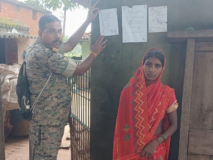 मनिका थाना कांड में फरार अभियुक्त के घर चंदवा पुलिस ने चिपकाया इश्तिहार मनिका थाना कांड में फरार अभियुक्त के घर चंदवा पुलिस ने चिपकाया इश्तिहार