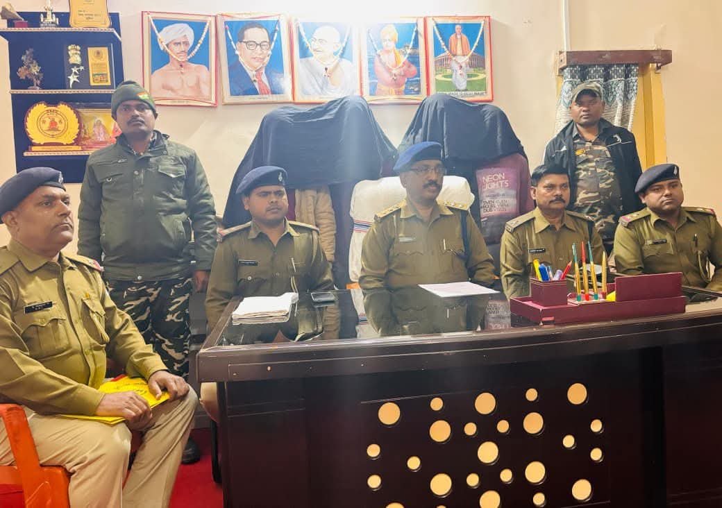 भवनाथपुर में बैटरी सोलर चोरी का खुलासा, चार आरोपी गिरफ्तार, चोरी की बैटरियां बरामद