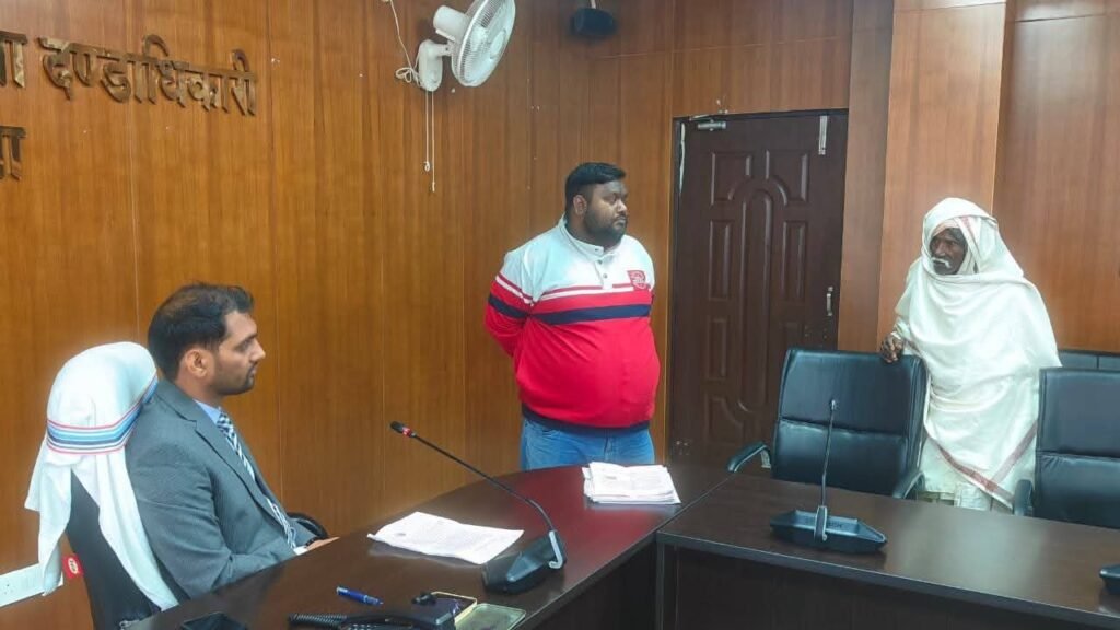 गढ़वा में जनसुनवाई: उपायुक्त ने ग्रामीणों की समस्याएं सुनीं, अधिकारियों को कार्रवाई के निर्देश गढ़वा में जनसुनवाई: उपायुक्त ने ग्रामीणों की समस्याएं सुनीं, अधिकारियों को कार्रवाई के निर्देश