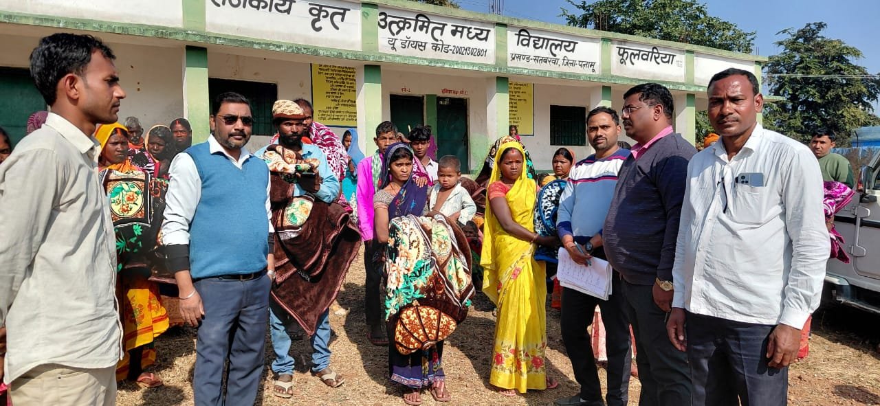 कड़ाके की ठंड में फुलवरिया गांव में असहायों के बीच कंबल वितरण