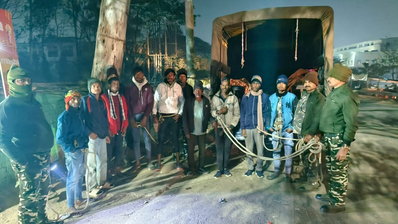 सिल्ली पुलिस की बड़ी कार्रवाई: 58 मवेशियों के साथ 9 पशु तस्कर गिरफ्तार, बंगाल ले जाने की थी तैयारी सिल्ली पुलिस की बड़ी कार्रवाई: 58 मवेशियों के साथ 9 पशु तस्कर गिरफ्तार, बंगाल ले जाने की थी तैयारी