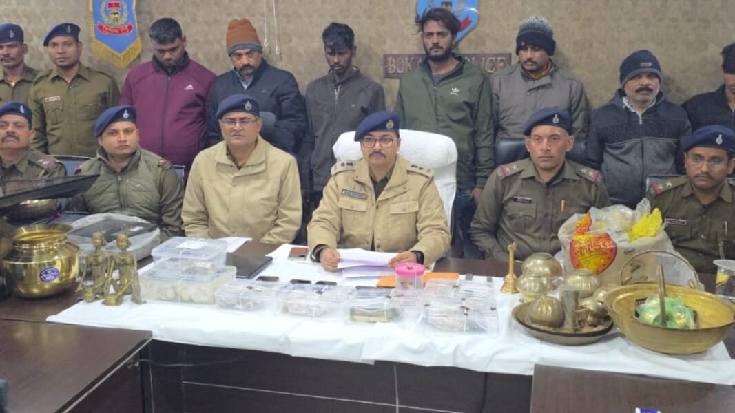 बोकारो में 44 घरों में चोरी करने वाला गिरोह गिरफ्तार, 90 ग्राम सोना व 5 किलो चांदी बरामद बोकारो में 44 घरों में चोरी करने वाला गिरोह गिरफ्तार, 90 ग्राम सोना व 5 किलो चांदी बरामद