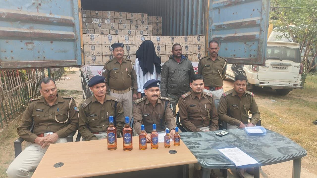 गढ़वा में शराब तस्करी पर बड़ी कार्रवाई,कंटेनर से 1080 पेटी अंग्रेजी शराब जब्त