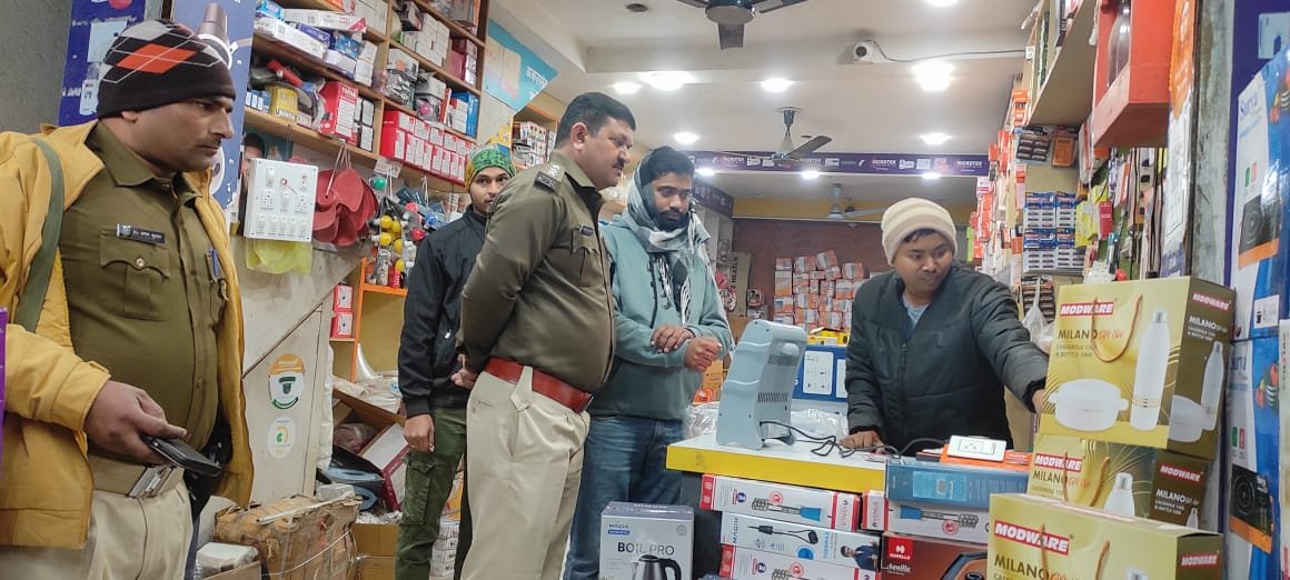 पुलिस ने सुरक्षा व्यवस्था को लेकर थाना क्षेत्र के विभिन्न प्रतिष्ठानों में जांच अभियान चलाया
