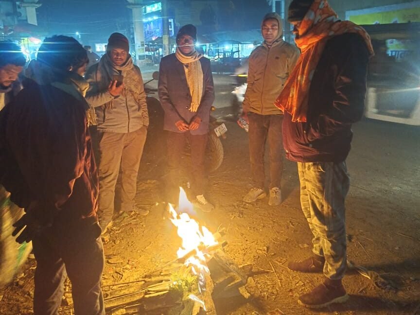 उधवा क्षेत्र में कड़ाके की ठंड से राहत के लिए चौक-चौराहों पर जलाए गए अलाव उधवा क्षेत्र में कड़ाके की ठंड से राहत के लिए चौक-चौराहों पर जलाए गए अलाव