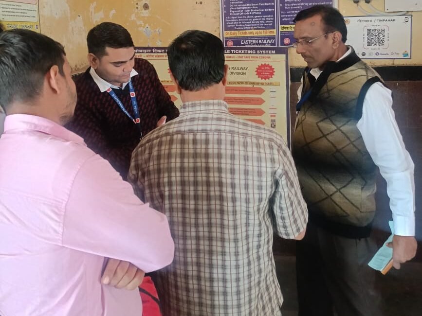 तीनपहाड़ स्टेशन पर यात्रियों को ‘UTS ऑन मोबाइल’ ऐप से टिकट बुकिंग की दी गई जानकारी