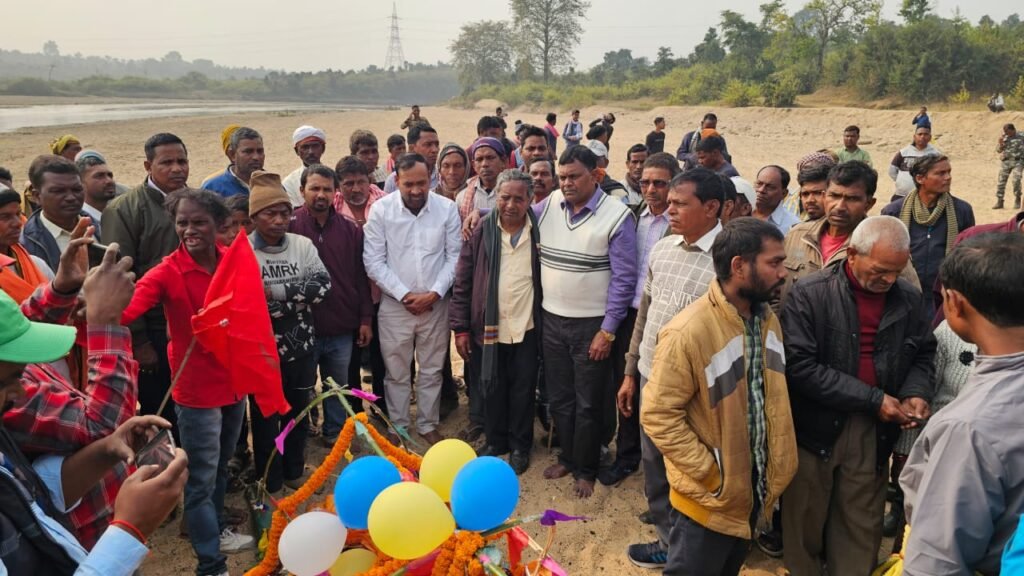 कामरेड श्याम सुंदर महतो को अंतिम सलाम, नम आंखों से दी गई विदाई कामरेड श्याम सुंदर महतो को अंतिम सलाम, नम आंखों से दी गई विदाई