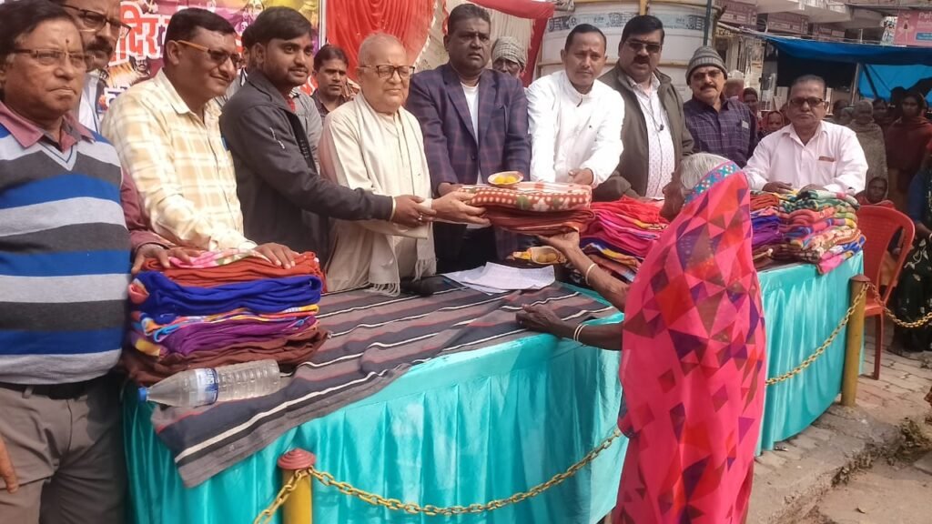 काली मंदिर मंदिर समिति ने बांटे कंबल,