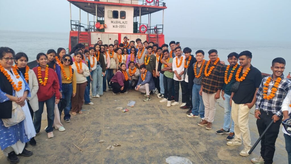सिलीगुड़ी से आए 50 छात्रों ने किया राजमहल का शैक्षणिक भ्रमण,ऐतिहासिक धरोहरों से हुए रूबरू सिलीगुड़ी से आए 50 छात्रों ने किया राजमहल का शैक्षणिक भ्रमण,ऐतिहासिक धरोहरों से हुए रूबरू