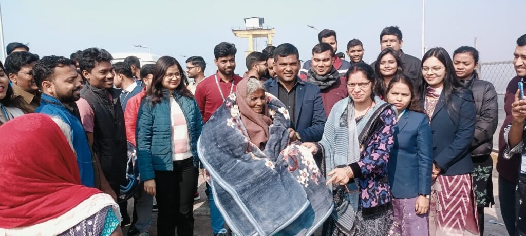 तेनुघाट डैम परिसर में बुजुर्गों के बीच कंबल वितरण,प्रशासनिक अधिकारियों ने निभाई सामाजिक जिम्मेदारी तेनुघाट डैम परिसर में बुजुर्गों के बीच कंबल वितरण,प्रशासनिक अधिकारियों ने निभाई सामाजिक जिम्मेदारी