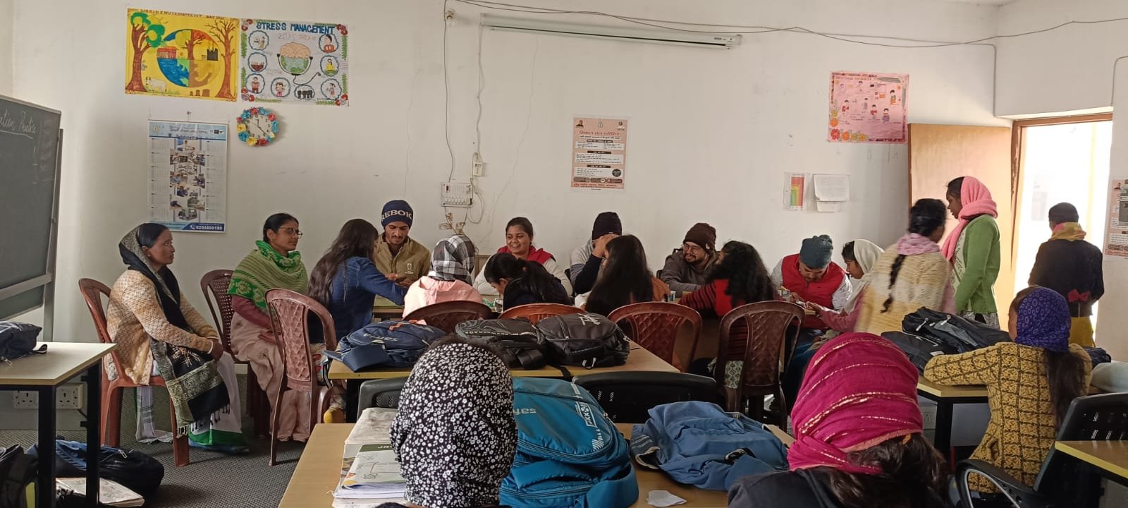 नर्सिंग कॉलेज भोगनाडीह में छात्राओं को कि हीमोग्लोबिन जांच नर्सिंग कॉलेज भोगनाडीह में छात्राओं को कि हीमोग्लोबिन जांच