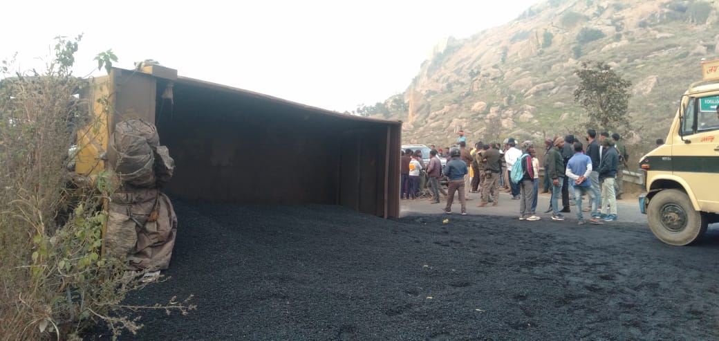 सिल्ली–बंता मार्ग पर डंपर–स्कूटी की टक्कर, चाचा-भतीजे की मौत