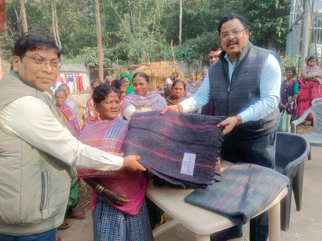 अपर समाहर्ता ने पहाड़िया गांव में 100 जरूरतमंदों को बांटे कंबल