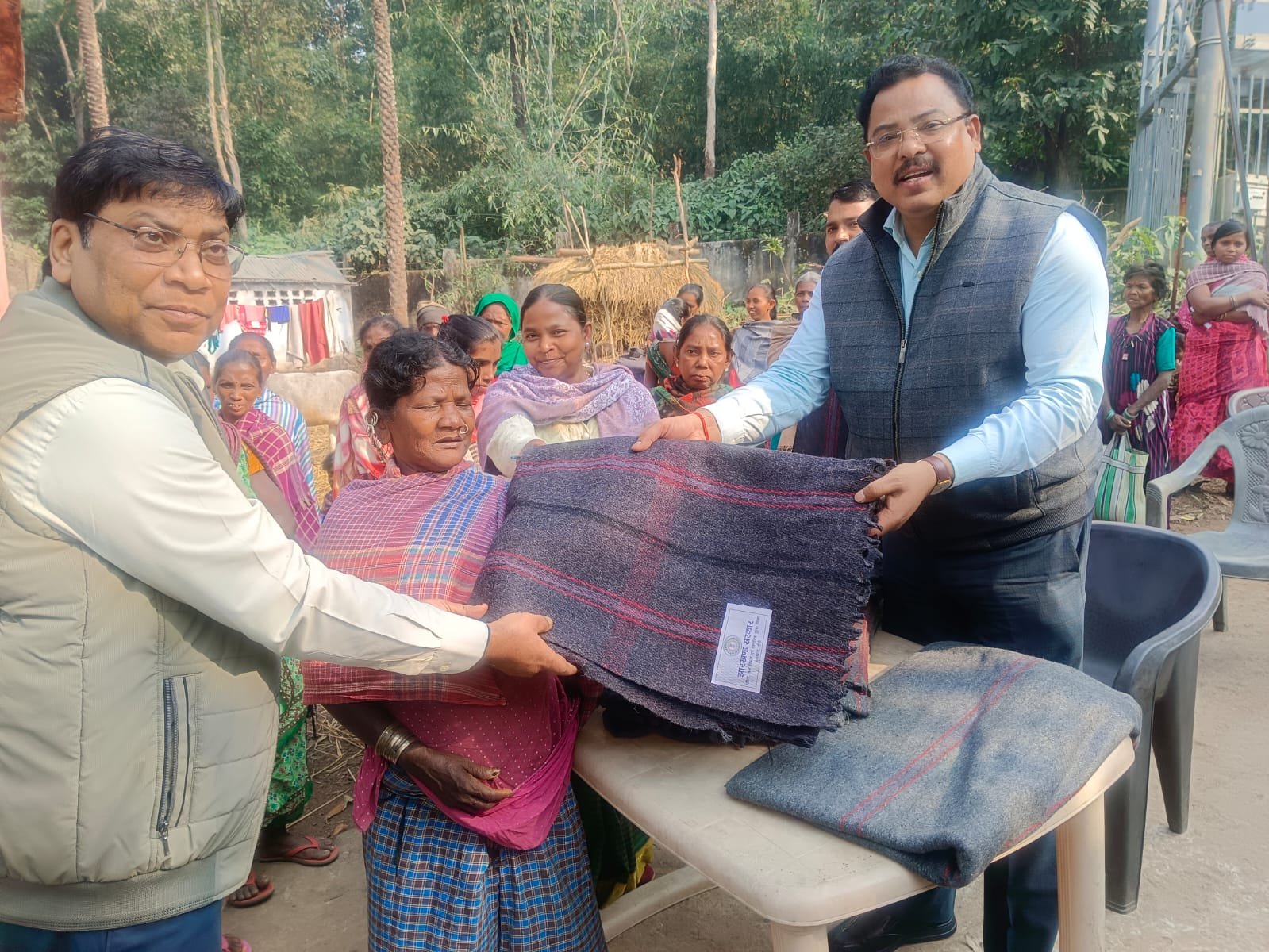 अपर समाहर्ता ने पहाड़िया गांव में 100 जरूरतमंदों को बांटे कंबल अपर समाहर्ता ने पहाड़िया गांव में 100 जरूरतमंदों को बांटे कंबल