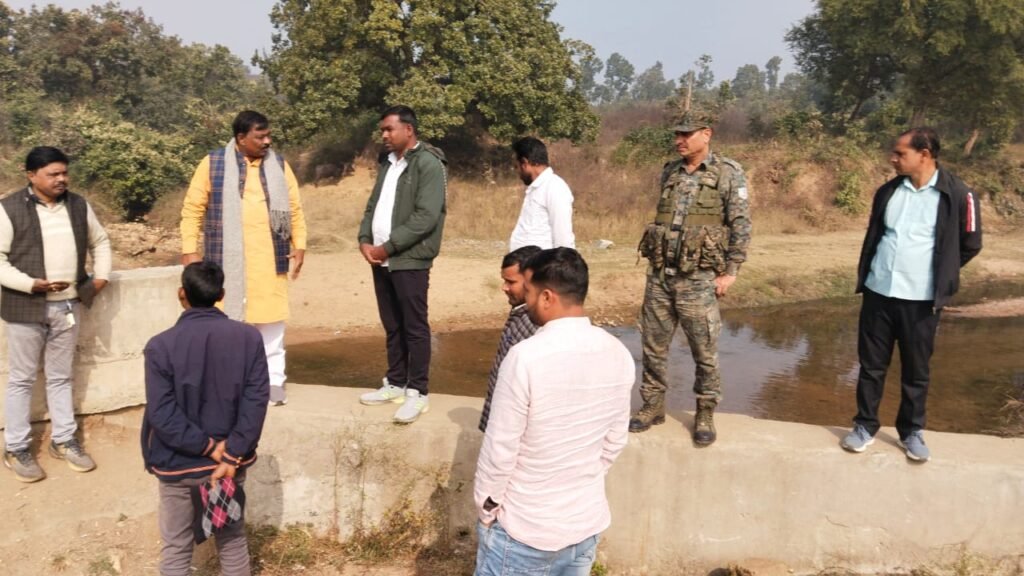निर्माणाधीन पुल का निरीक्षण करने पहुँचे पांकी विधायक,गुणवत्ता पर दिया जोर,ग्रामीणों की समस्याओं के समाधान का दिया आश्वासन निर्माणाधीन पुल का निरीक्षण करने पहुँचे पांकी विधायक,गुणवत्ता पर दिया जोर,ग्रामीणों की समस्याओं के समाधान का दिया आश्वासन