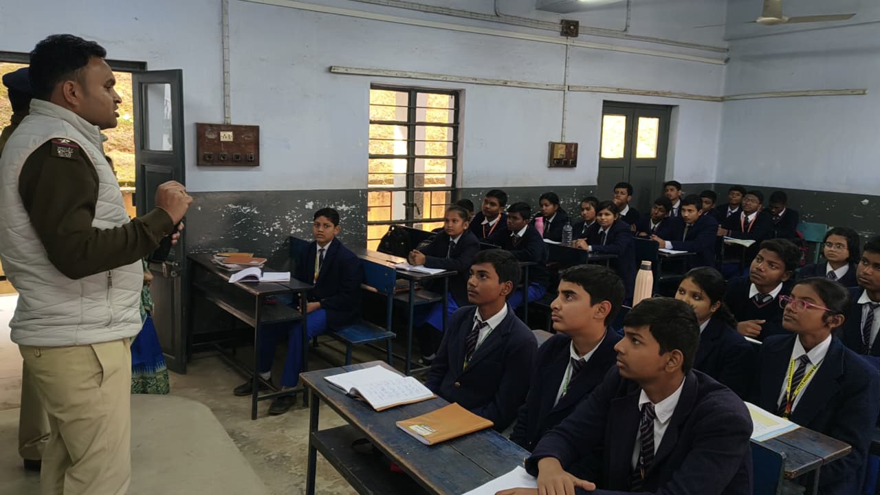 आईईएल थाना प्रभारी ने पिट्स मॉर्डन स्कूल में विद्यार्थियों को शिक्षा,कानून व नैतिकता की दी जानकारी