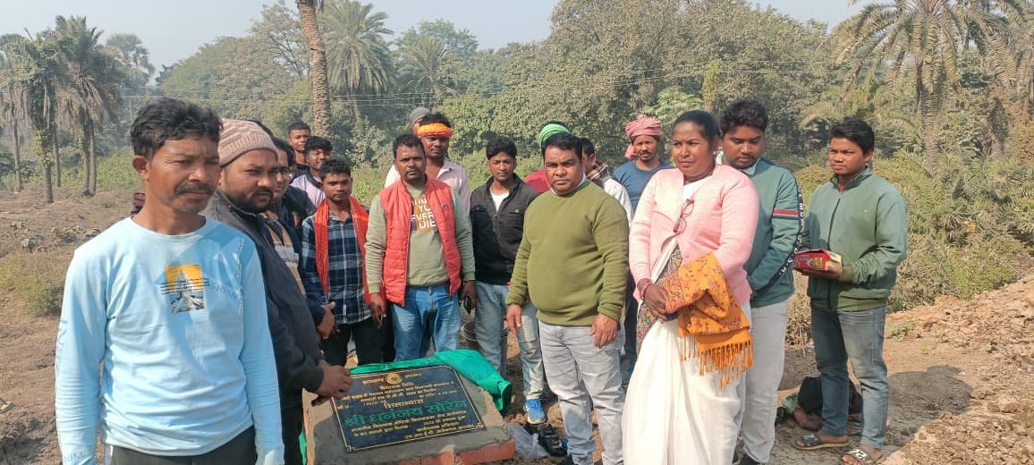 बरहरवा:बोरियो विधायक धनंजय सोरेन ने विभिन्न विकास योजनाओं का किया शिलान्यास बरहरवा:बोरियो विधायक धनंजय सोरेन ने विभिन्न विकास योजनाओं का किया शिलान्यास