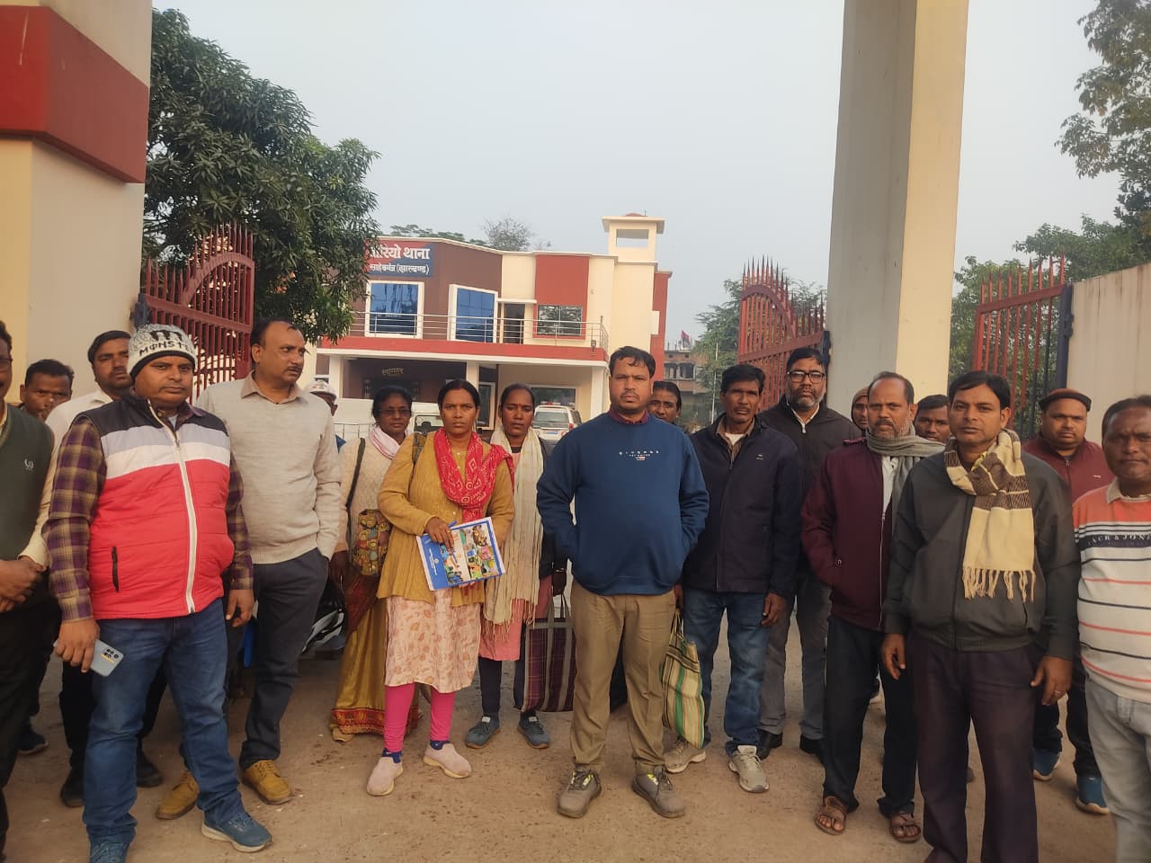 विद्यालय परिसर में घुसकर शिक्षिका से मारपीट, गाली-गलौज और चेन छीनने का आरोप; मामला दर्ज